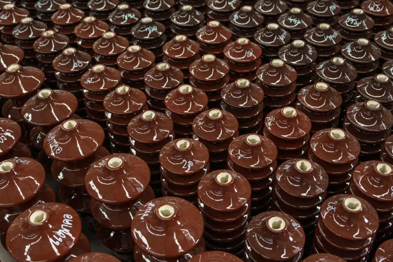 Verbesserung der Haltbarkeit von Keramikisolatoren: Alterungsmechanismen und fortschrittliche Beschichtungslösungen