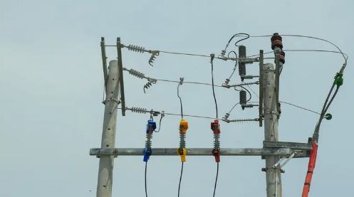 Häufige Probleme mit Leistungsisolatoren: Verschmutzungsüberschlag, Alterungserkennung und Wartungsrichtlinien